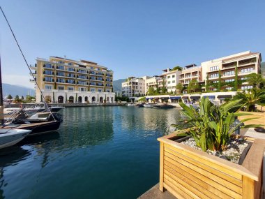 Porto Karadağ 'ın kıyı şeridindeki gezinti caddesi, Karadağ' ın başkenti Tivat 'ın ünlü limanı.