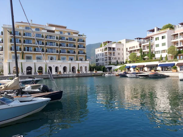 Porto Karadağ 'ın kıyı şeridindeki gezinti caddesi, Karadağ' ın başkenti Tivat 'ın ünlü limanı.