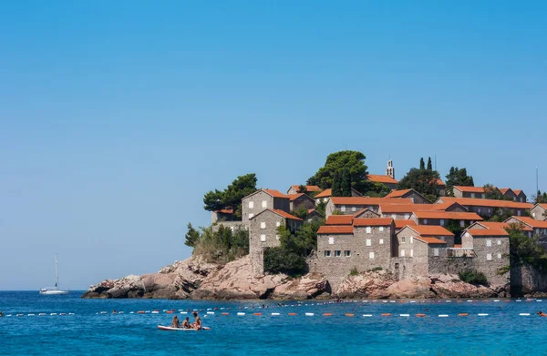 Karadağ, Avrupa, Adriyatik Denizi ve dağları yakınlarındaki Sveti-Stefan adasının güzel manzarası