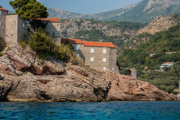 Karadağ, Avrupa, Adriyatik Denizi ve dağları yakınlarındaki Sveti-Stefan adasının güzel manzarası