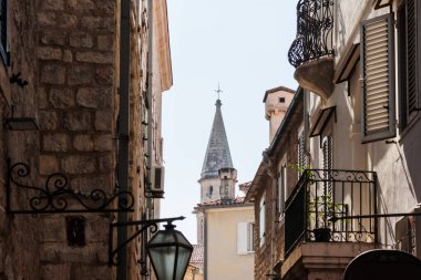 Karadağ 'ın Eski Budva kentinin sokak ve manzarası: Ortaçağ kenti, antik duvarlar ve kırmızı kiremitli çatı, güzel manzara