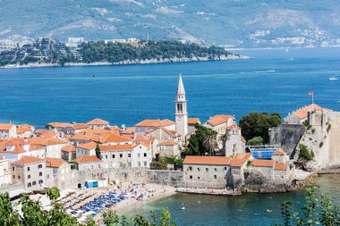 Karadağ 'ın Eski Budva kentinin panoramik manzarası, Adriyatik Denizi ve Balkan Dağları' nın güzel manzarası