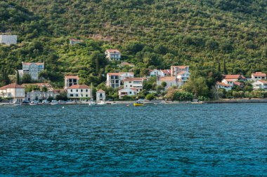 Kotor Körfezi, Karadağ, Avrupa, Adriyatik Denizi ve dağlardaki eski Herceg Novi kasabasına deniz manzarası