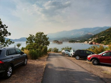 Karadağ, Avrupa, Adriyatik Denizi ve Balkan Dağları 'ndaki Budva kasabası yakınlarındaki sahil yolu, güzel manzara