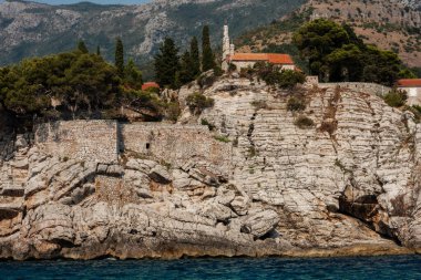 Karadağ, Avrupa, Adriyatik Denizi ve dağları yakınlarındaki Sveti-Stefan adasının güzel manzarası