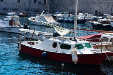Hırvatistan 'ın Dubrovnik kenti, limana tarihi Dubrovnik kentinin arka planına sahip yelkenli ve zevk tekneleriyle bakıyor 
