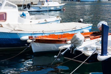Hırvatistan 'ın Dubrovnik kenti, limana tarihi Dubrovnik kentinin arka planına sahip yelkenli ve zevk tekneleriyle bakıyor 