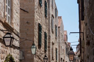 Hırvatistan 'ın Dubrovnik kenti, limana tarihi Dubrovnik kentinin arka planına sahip yelkenli ve zevk tekneleriyle bakıyor 