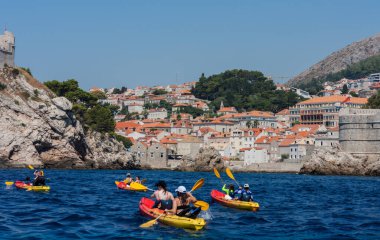 Hırvatistan 'ın Dubrovnik kenti, limana tarihi Dubrovnik kentinin arka planına sahip yelkenli ve zevk tekneleriyle bakıyor 