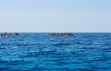 Hırvatistan 'ın Dubrovnik kenti, limana tarihi Dubrovnik kentinin arka planına sahip yelkenli ve zevk tekneleriyle bakıyor 