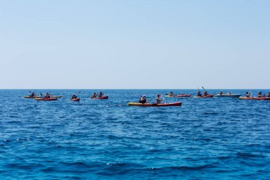 Hırvatistan 'ın Dubrovnik kenti, limana tarihi Dubrovnik kentinin arka planına sahip yelkenli ve zevk tekneleriyle bakıyor 