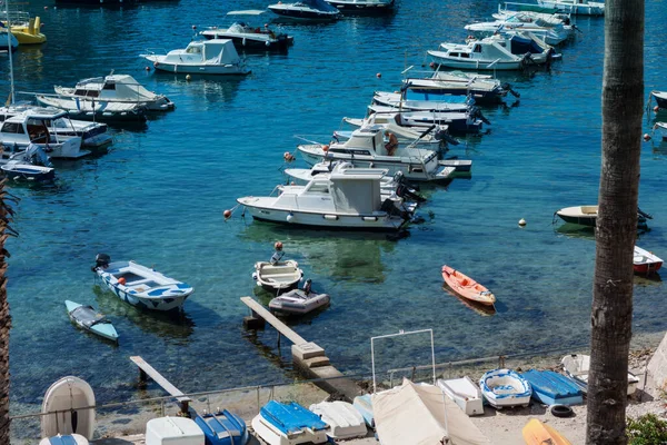 Hırvatistan 'ın Dubrovnik kenti, limana tarihi Dubrovnik kentinin arka planına sahip yelkenli ve zevk tekneleriyle bakıyor 