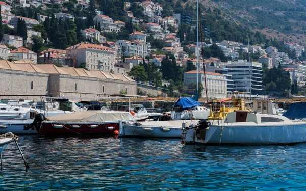Dubrovnik Croácia Vista Para Porto Com Veleiros Barcos Recreio Com — Fotografia de Stock