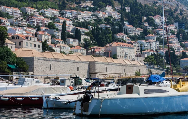 Dubrovnik Croácia Vista Para Porto Com Veleiros Barcos Recreio Com — Fotografia de Stock