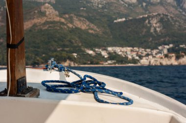 Güzel manzara, Adriyatik kıyısında Budva, Karadağ, Avrupa yakınlarındaki motorlu tekne gezisi