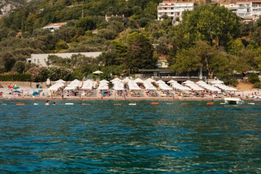 Güzel manzara, Adriyatik kıyılarına deniz manzarası Budva, Karadağ, Avrupa