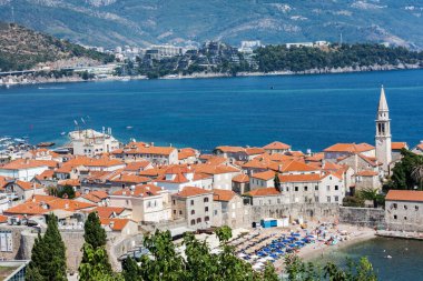 Karadağ 'ın Eski Budva kentinin panoramik manzarası, Adriyatik Denizi ve Balkan Dağları' nın güzel manzarası