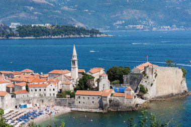 Karadağ 'ın Eski Budva kentinin panoramik manzarası, Adriyatik Denizi ve Balkan Dağları' nın güzel manzarası