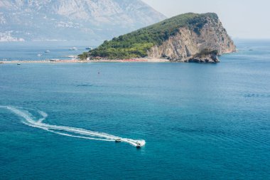 Hawaii plajı, Adriyatik Denizi 'ndeki St. Nicholas Adası' nda deniz manzarası Budva, Karadağ, Avrupa yakınlarında.