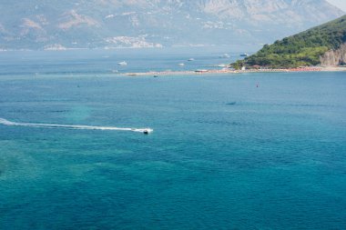 Hawaii plajı, Adriyatik Denizi 'ndeki St. Nicholas Adası' nda deniz manzarası Budva, Karadağ, Avrupa yakınlarında.