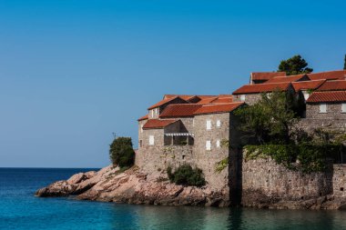 Karadağ, Avrupa ve Adriyatik Denizi yakınlarındaki Sveti-Stefan adasının güzel manzarası