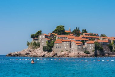 Karadağ, Avrupa, Adriyatik Denizi ve dağları yakınlarındaki Sveti-Stefan adasının güzel manzarası
