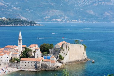 Karadağ 'ın Eski Budva kentinin panoramik manzarası, Adriyatik Denizi ve Balkan Dağları' nın güzel manzarası