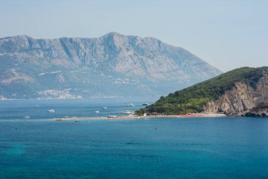 Hawaii plajı, Adriyatik Denizi 'ndeki St. Nicholas Adası' nda deniz manzarası Budva, Karadağ, Avrupa yakınlarında.