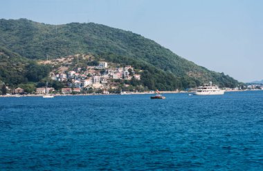 Kotor Körfezi, Karadağ, Avrupa, Adriyatik Denizi ve dağlardaki eski Herceg Novi kasabasına deniz manzarası