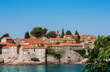 Karadağ, Avrupa ve Adriyatik Denizi yakınlarındaki Sveti-Stefan adasının güzel manzarası