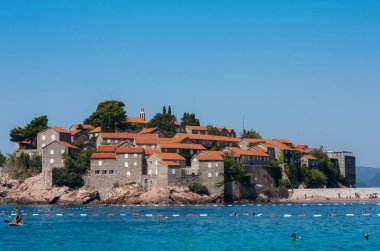 Karadağ, Avrupa, Adriyatik Denizi ve dağları yakınlarındaki Sveti-Stefan adasının güzel manzarası