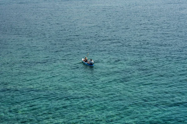 Persone Kayak Vicino Alla Costa Budva Montenegro Mare Adriatico — Foto Stock