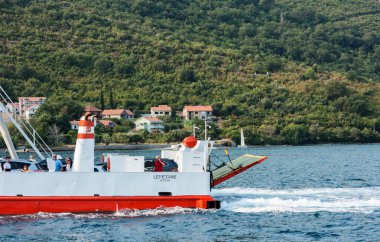Kotor Körfezi, Herceg Novi, Karadağ: gemi turistleri ve arabaları körfezden geçirin