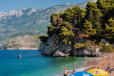 Kotor Körfezi, Herceg Novi, Karadağ: gemi turistleri ve arabaları körfezden geçirin
