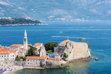 Karadağ 'ın Eski Budva kentinin panoramik manzarası, Adriyatik Denizi ve Balkan Dağları' nın güzel manzarası