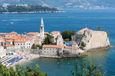 Karadağ 'ın Eski Budva kentinin panoramik manzarası, Adriyatik Denizi ve Balkan Dağları' nın güzel manzarası