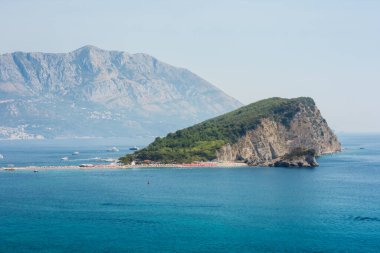 Hawaii plajı, Adriyatik Denizi 'ndeki St. Nicholas Adası' nda deniz manzarası Budva, Karadağ, Avrupa yakınlarında.