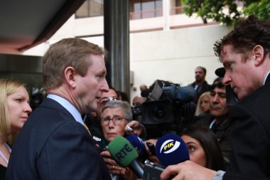 Enda kenny, örgütlerine İrlanda