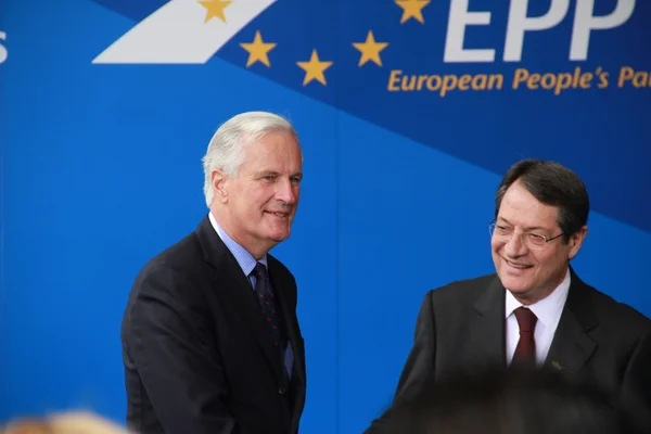 Michel barnier ve nicos anastasiades
