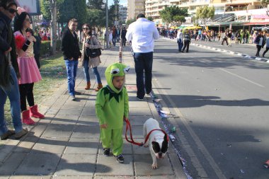 Köpekli çocuk.