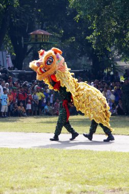 Endonezya Ulusal silahlı kuvvetleri lion dance attracti yapıyoruz