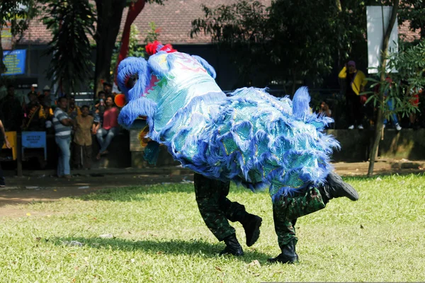 Indonesiska nationella väpnade styrkor gör en lion dance attracti — Stockfoto