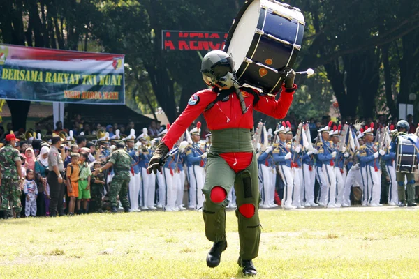 Hacer banda de marcha por cadetes de la Fuerza Aérea de Indonesia . — Foto de Stock