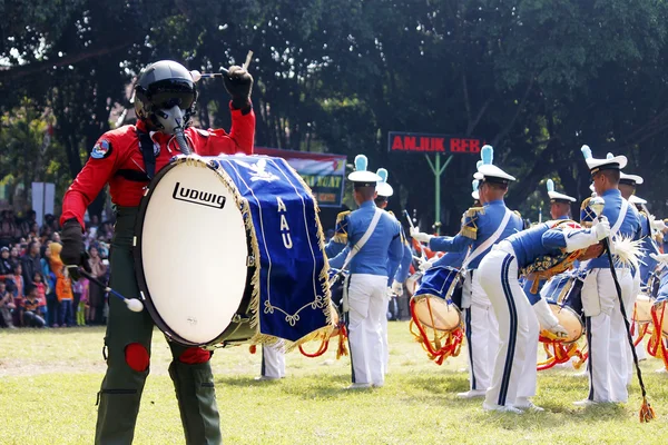 Do marching band by Indonesian Air Force cadets. — Stock Photo, Image
