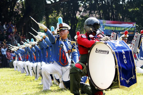 Do marching band by Indonesian Air Force cadets. — Stock Photo, Image