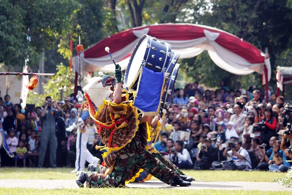 Do marching band by Indonesian Air Force cadets. — Stock Photo, Image