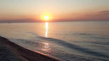  Deniz gündoğumu güzel bir sabah Denizde deniz kabuklarını görebilirsin