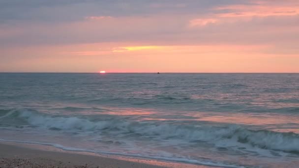 Vacker Soluppgång Havet Sommaren Höst Våren Kan Solen Vatten Moln — Stockvideo