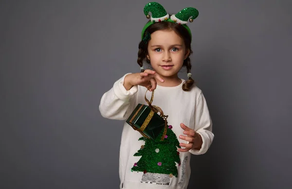 Conceito Publicidade Natal Com Menina Adorável Criança Aro Elfo Suéter — Fotografia de Stock