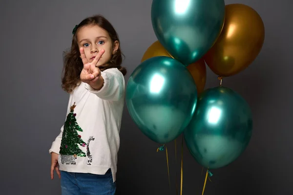 Hübsches Mädchen Weihnachtspulli Steht Der Nähe Schöner Glänzender Grüner Metall — Stockfoto